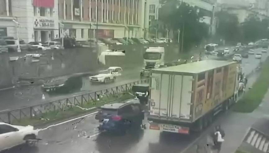 Большегруз и легковушка столкнулись на дороге Владивостока