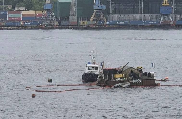Плавучий дом на плоту приплыл к набережной Владивостока