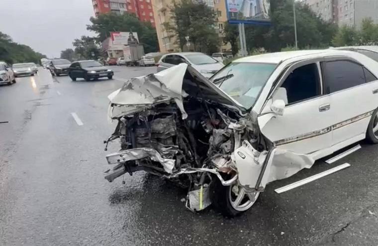 В груду металла превратились авто в ДТП на дороге Владивостока