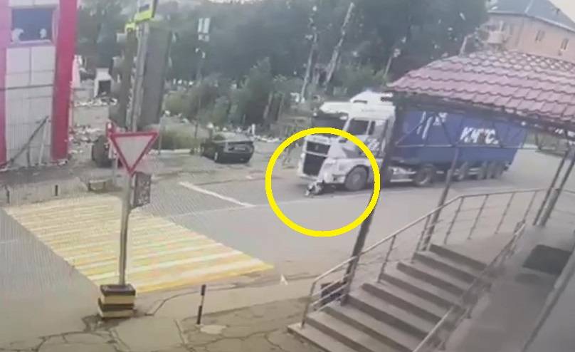 «Шокирующие» кадры видео наезда фуры на пенсионерку на дороге Владивостока