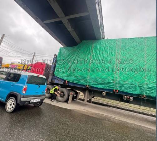 Большегруз застрял под мостом во Владивостоке