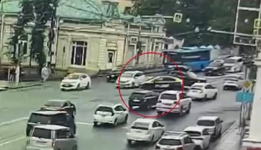 ДТП тормозит движение транспорта в центре Владивостока