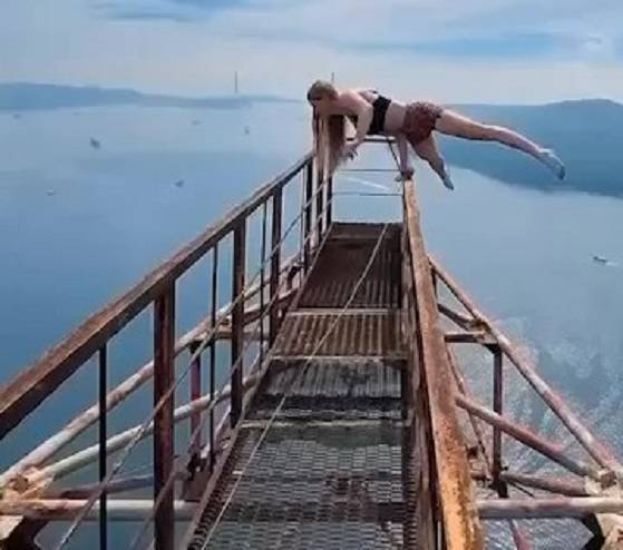 «Отбитая спортсменка» хапнула адреналина на вышке ЛЭП на острове Елены