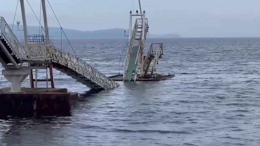Кадры с места обрушения моста в море в бухте Муравьиная