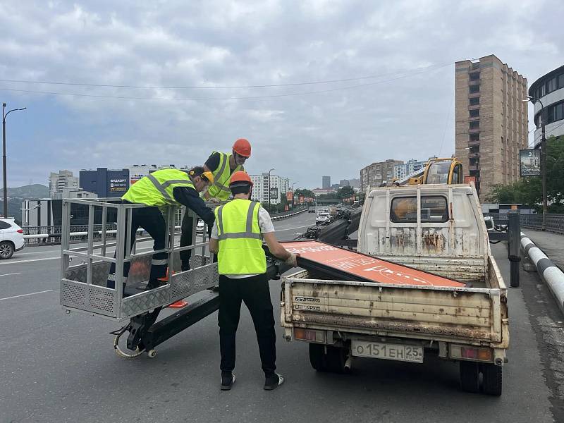 Во Владивостоке с моста Дружбы демонтируют рекламные конструкции