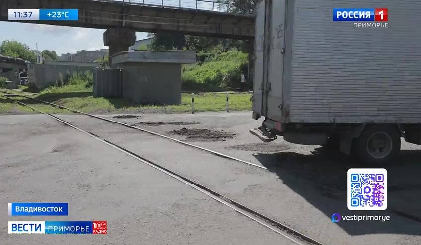 Водители во Владивостоке «взвыли» от качества дорожного полотна ж/д переездов
