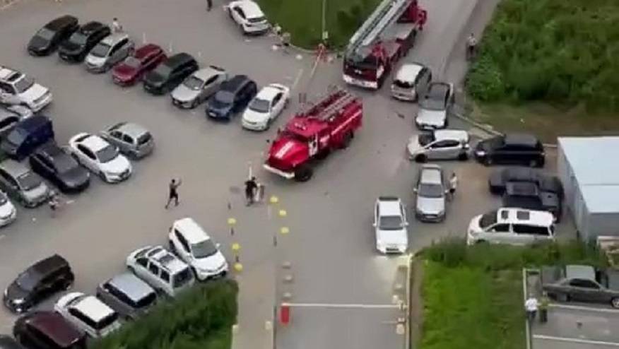 Шлагбаум встал на пути пожарных к горящему дому во Владивостоке