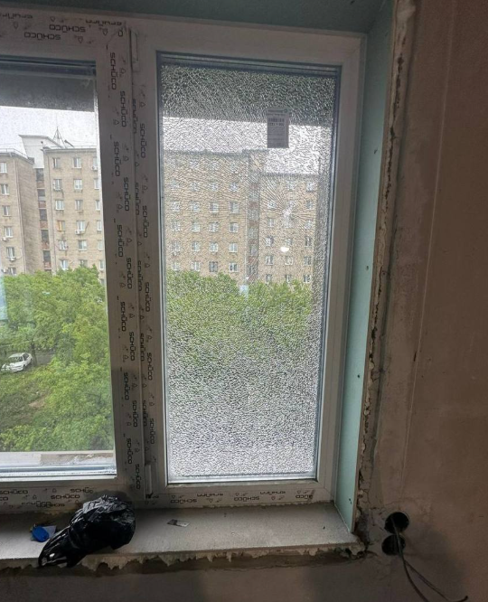 Неизвестный обстреливает новостройку во Владивостоке
