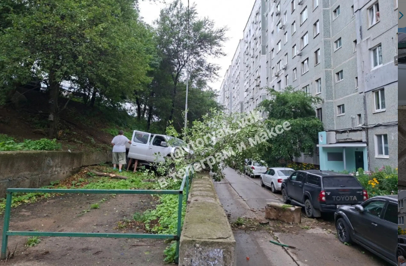 Пикап слетел с косогора во Владивостоке