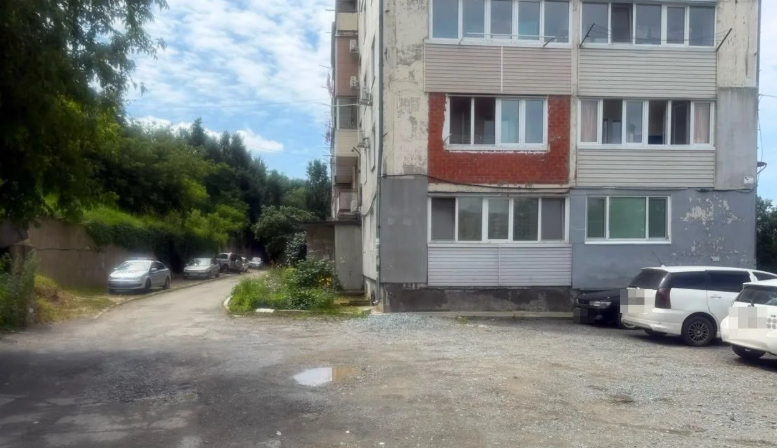 Во Врангеле разыскивают водителя, совершившего наезд на двух детей на парковке