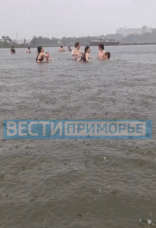 "Лета не будет?": проливной дождь с грозой не испугал отдыхающих на пляжах Владивостока