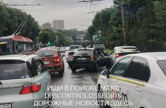 ДТП парализовало движение в одном из районов Владивостока