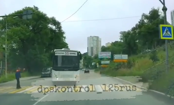 Во Владивостоке автобус выехал на встречку, едва не сбил пешехода