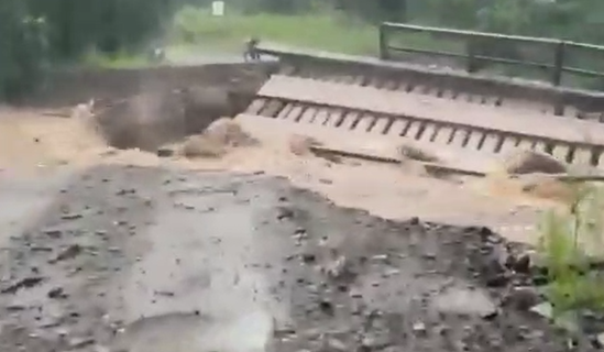 Мост смыло потоком воды на глазах у людей в Приморье