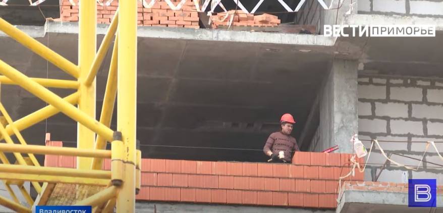Во Владивостоке дольшики взыскали с застройщика неустойку за "просрочку"