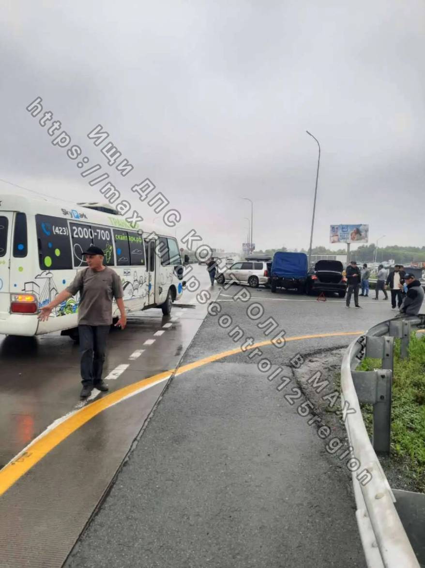 Массовый "автозамес" устроил водитель автобуса на трассе Владивосток - Артем