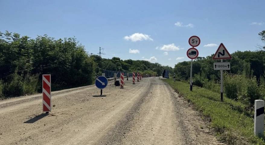 Временный мост возводят в районе села Абражеевка в Приморье