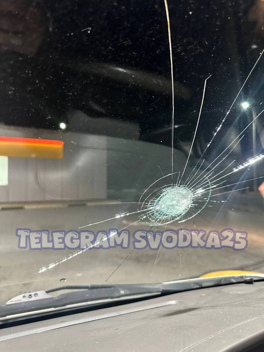 Мощный прорыв во Владивостоке: камни разлетались и били автомобили
