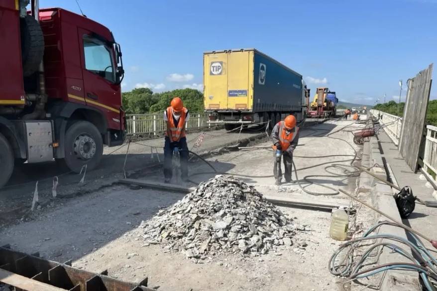 Две полосы вместо одной: дорожники расширили движение на важном участке трассы в Приморье