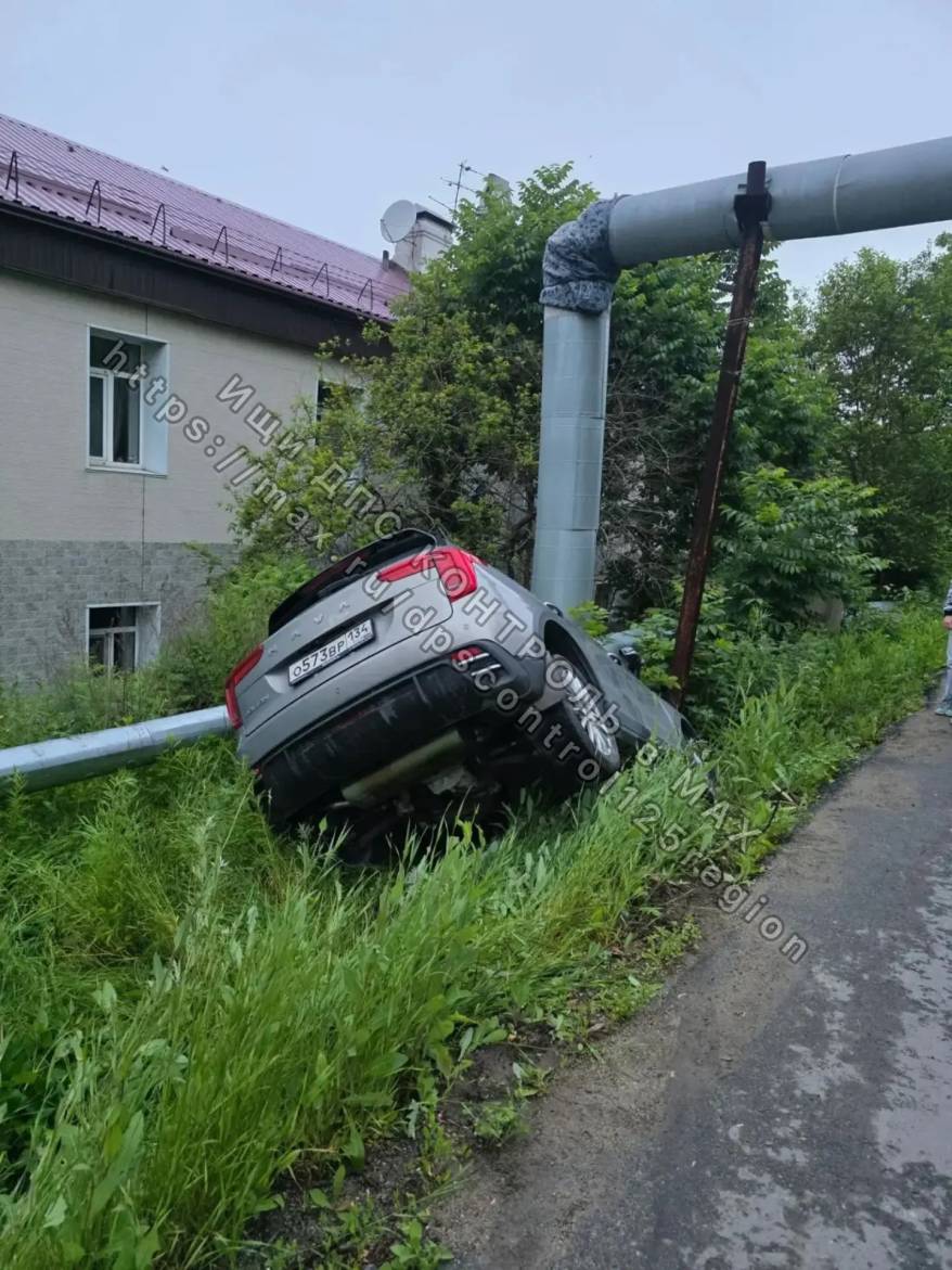 Во Владивостоке автомобиль врезался в теплотрассу