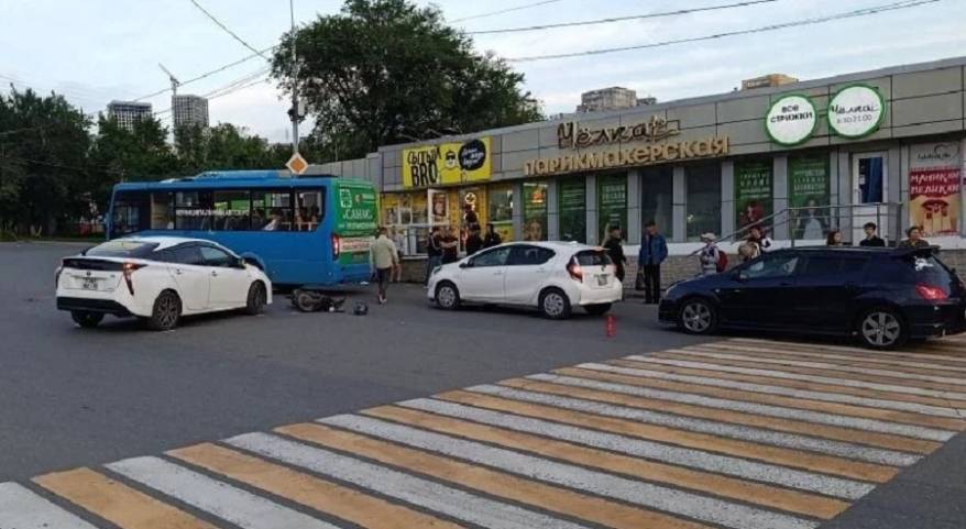 Пассажир мопеда пострадал в ДТП с Toyota Prius во Владивостоке