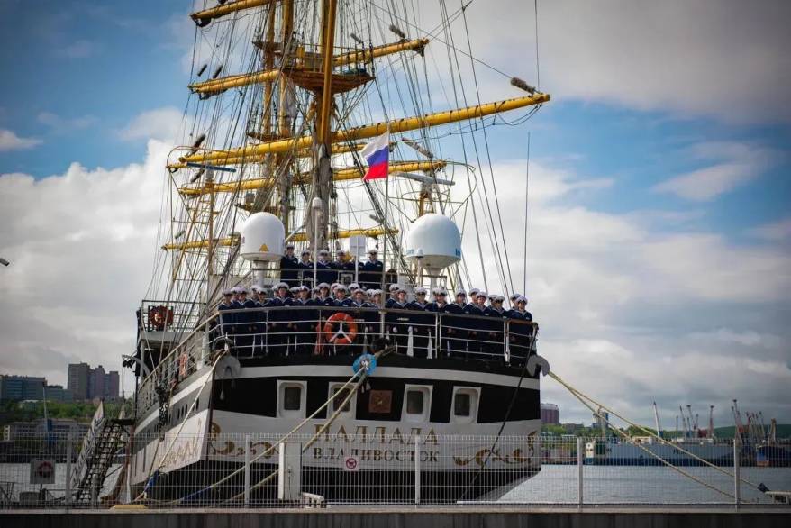 «Паллада» уходит от берегов Владивостока