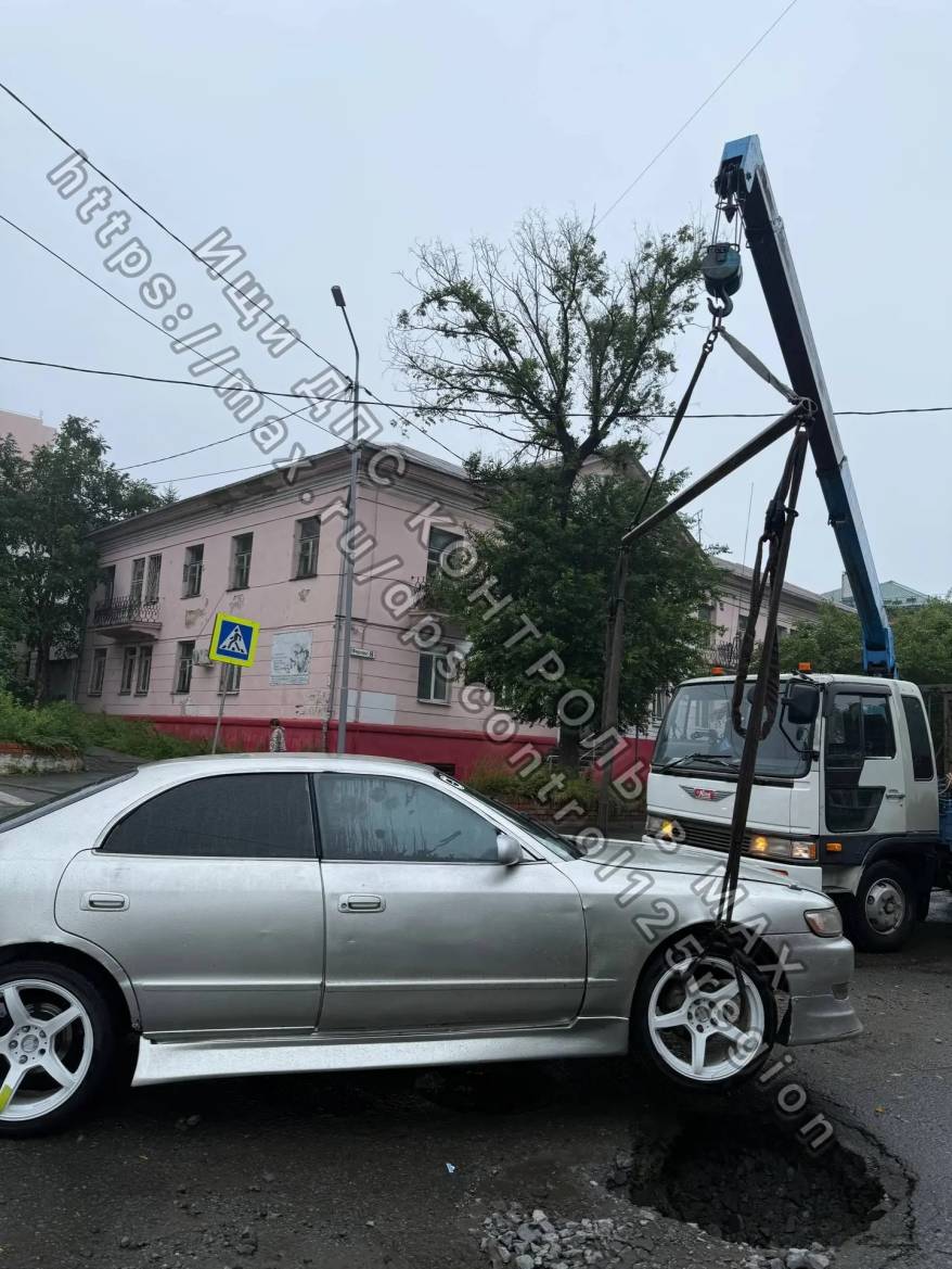 Асфальт провалился под автомобилем во Владивостоке