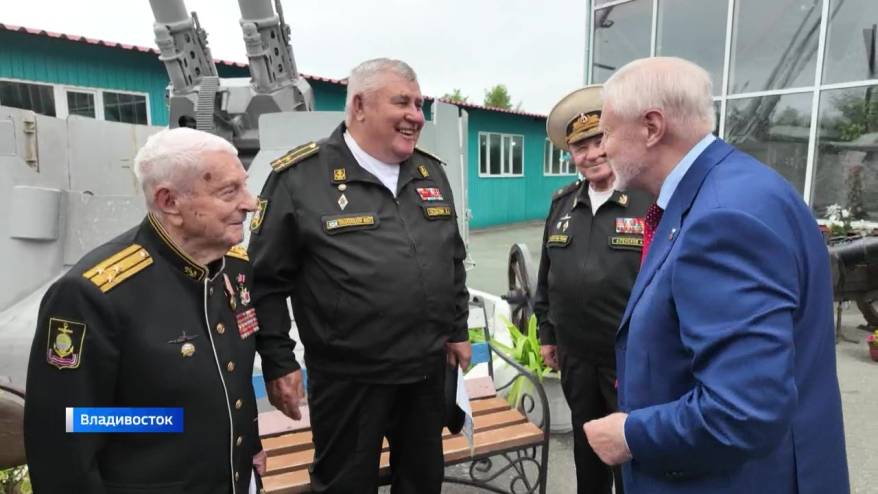 Депутат ГД Сергей Миронов прикоснулся к истории в музее автомотостарины Владивостока