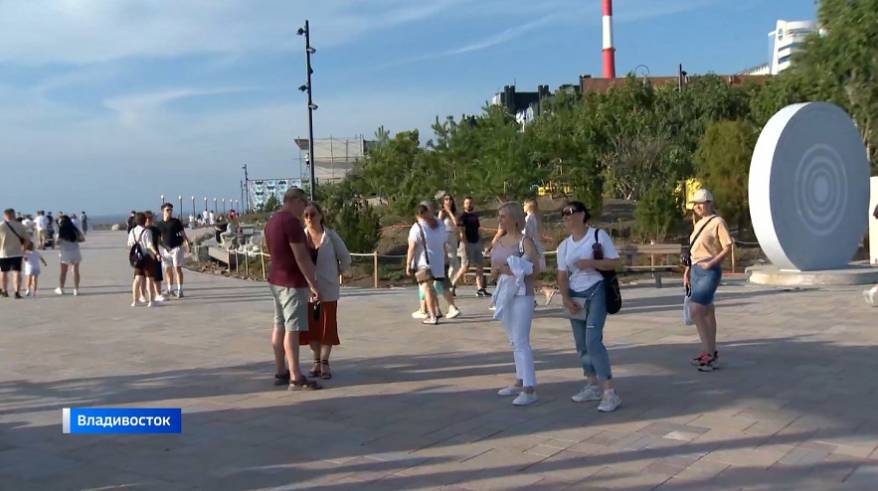 Силовики проверяют граждан на Спортивной набережной Владивостока