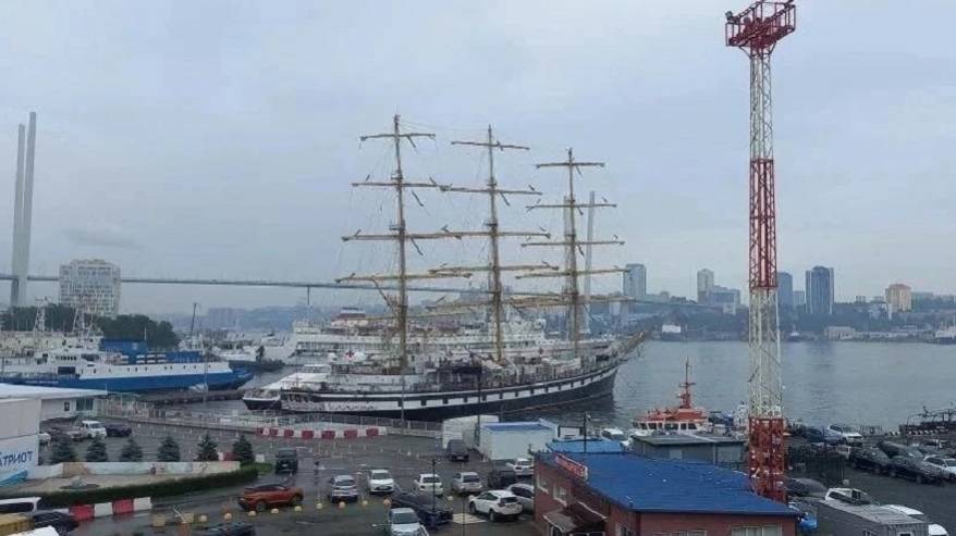 Фрегат «Паллада» после ремонта ошвартовался у 30-го причала во Владивостоке