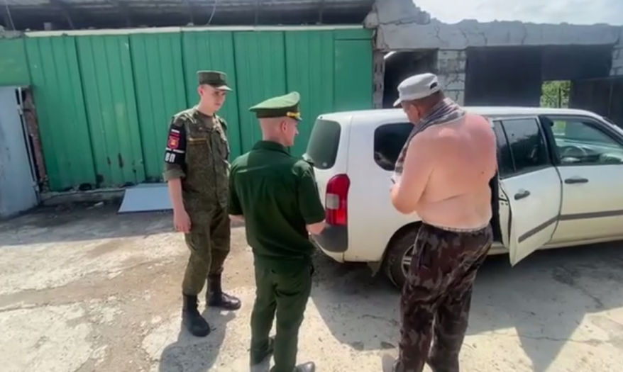 Военные следователи проверили 19 новоиспеченных граждан на воинский учет