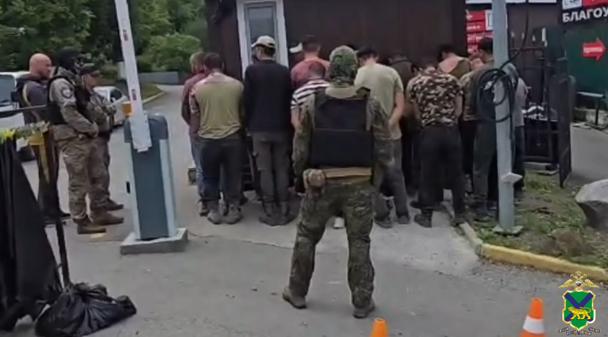 Силовики устроили "облаву" на иностранцев на кладбище во Владивостоке