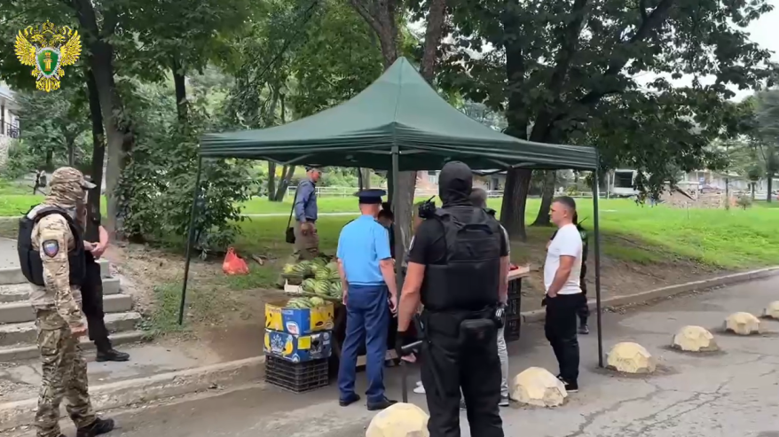 Силовики разгоняют стихийную торговлю во Владивостоке