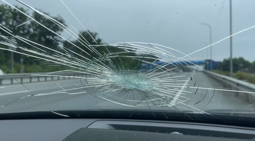 Камень прилетел в лобовуху: опасная ситуация на дороге попала на видео во Владивостоке