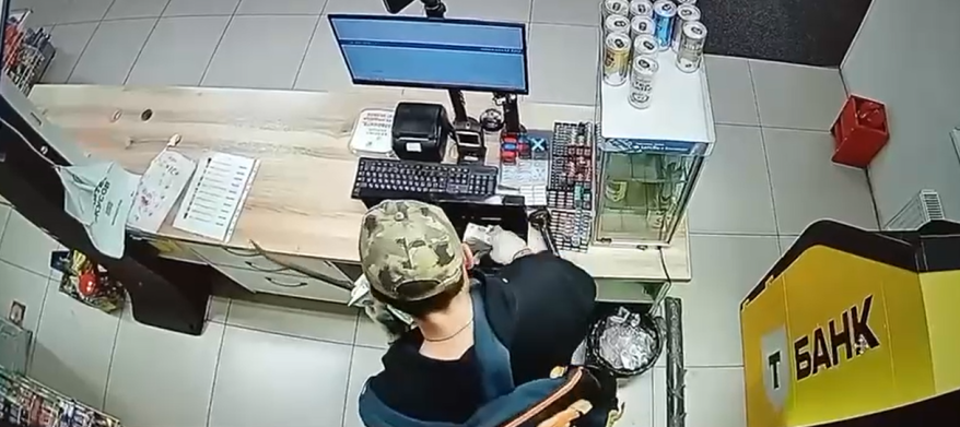 Отморозок с монтировкой очистил магазин во Владивостоке