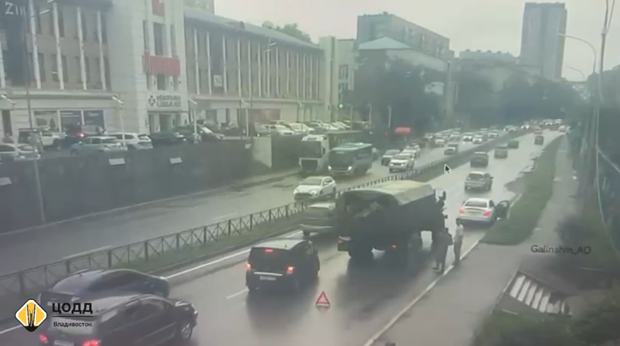 Легковушка столкнулась с военным КАМАЗом во Владивостоке