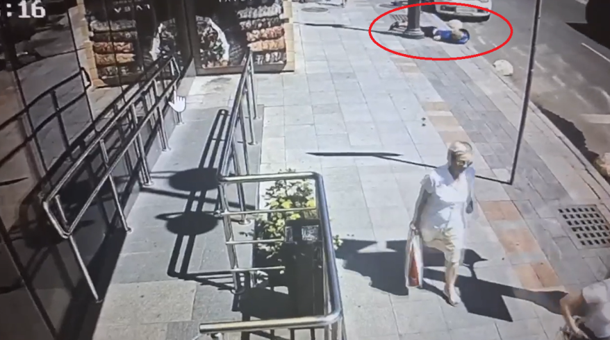 Во Владивостоке разыскивают подростка, который въехал в машину на электросамокате