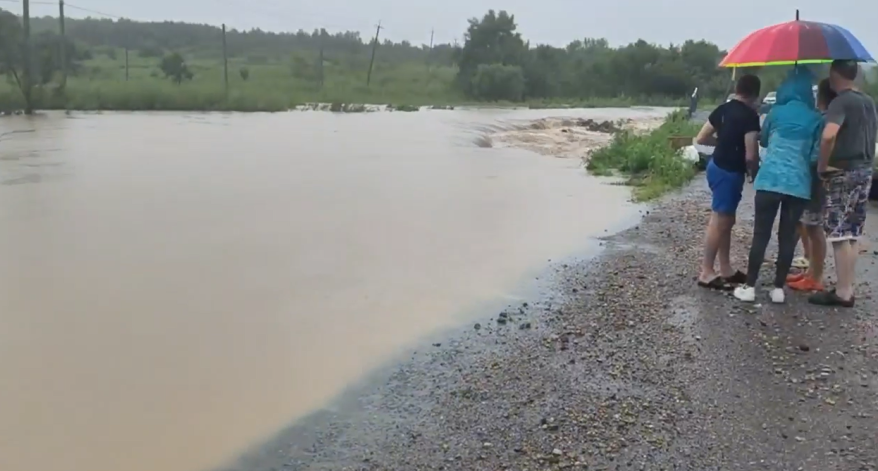В Приморье село Ширяевка отрезано от внешнего мира из-за разлива одноименной реки
