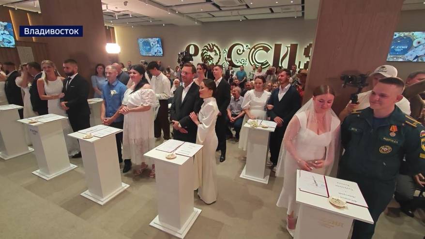 В свадебный фестиваль на берегу Тихого океана 11 пар сказали друг друга «да»