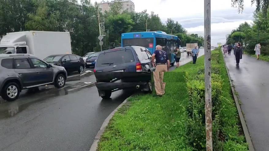 Автомобиль «впечатался» в пассажирский автобус на дороге Артема