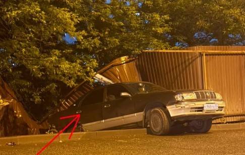 Экстремальная парковка года — водитель тестировал прочность забора во Владивостоке