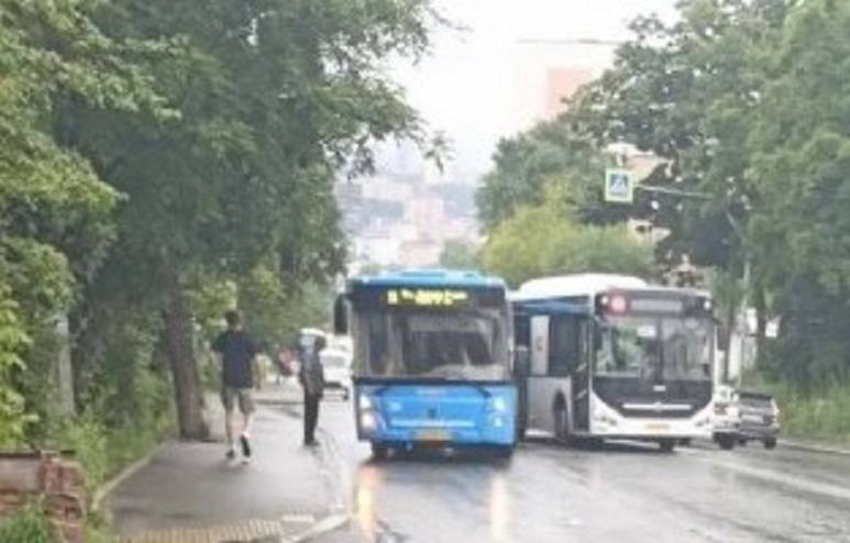 Собирается пробка: два автобуса столкнулись на дороге Владивостока