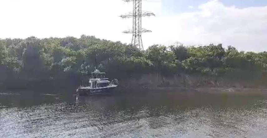 Яхта своей мачтой оборвала провод и оставила без света часть Русского острова