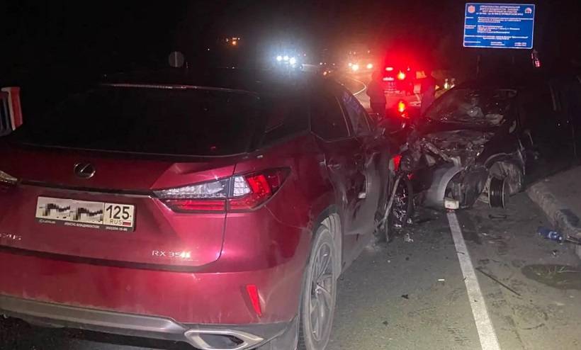 «Авто в хлам»: дама за рулем Nissan пошла «на таран» Lexus RX на трассе Приморья