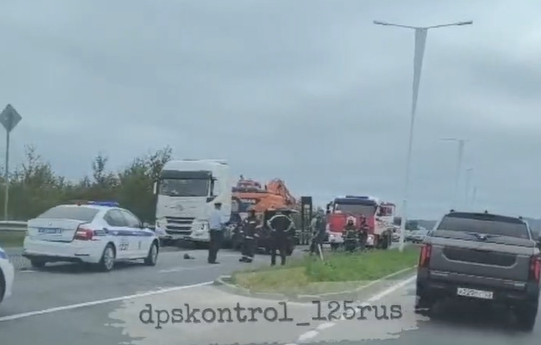 "Лобовое" ДТП на Русском острове: Х-Trail влетел в фуру и загорелся