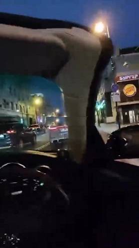 Двое на кабриолете устроили «шашечки» в центре Владивостока