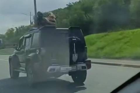 Две отчаянные девушки устроили экстремальную поездку на дороге Владивостока