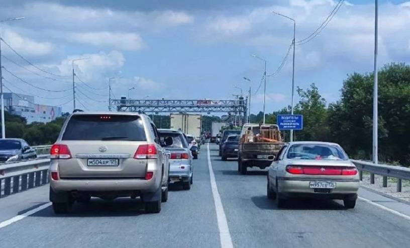 «Дикие» пробки сковали аэропортовскую трассу Владивостока из-за дорожных работ