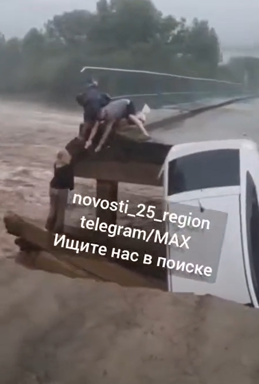 Появились кадры спасения девушки, которая в автомобиле упала в реку в Приморье