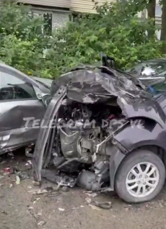 BMW влетел в припаркованные машины во Владивостоке: машины разбросало по проезжей части